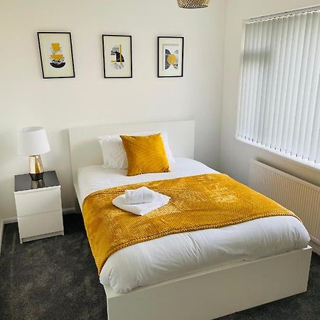 Wolverhampton Large 3 Bedrooms 5 Bed House Perfect For Short & Long Stays Contractors Business Nhs Insurance 1 Bathroom And Separate Wc Private Garden Driveway For 2 Large Vehicles Close To City Centre M6 M54 And Walsall Willenhall Cannock Property Экстерьер фото