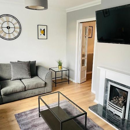Wolverhampton Large 3 Bedrooms 5 Bed House Perfect For Short & Long Stays Contractors Business Nhs Insurance 1 Bathroom And Separate Wc Private Garden Driveway For 2 Large Vehicles Close To City Centre M6 M54 And Walsall Willenhall Cannock Property Экстерьер фото