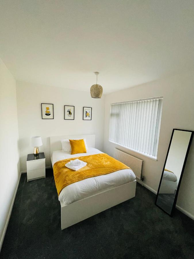Wolverhampton Large 3 Bedrooms 5 Bed House Perfect For Short & Long Stays Contractors Business Nhs Insurance 1 Bathroom And Separate Wc Private Garden Driveway For 2 Large Vehicles Close To City Centre M6 M54 And Walsall Willenhall Cannock Property Экстерьер фото