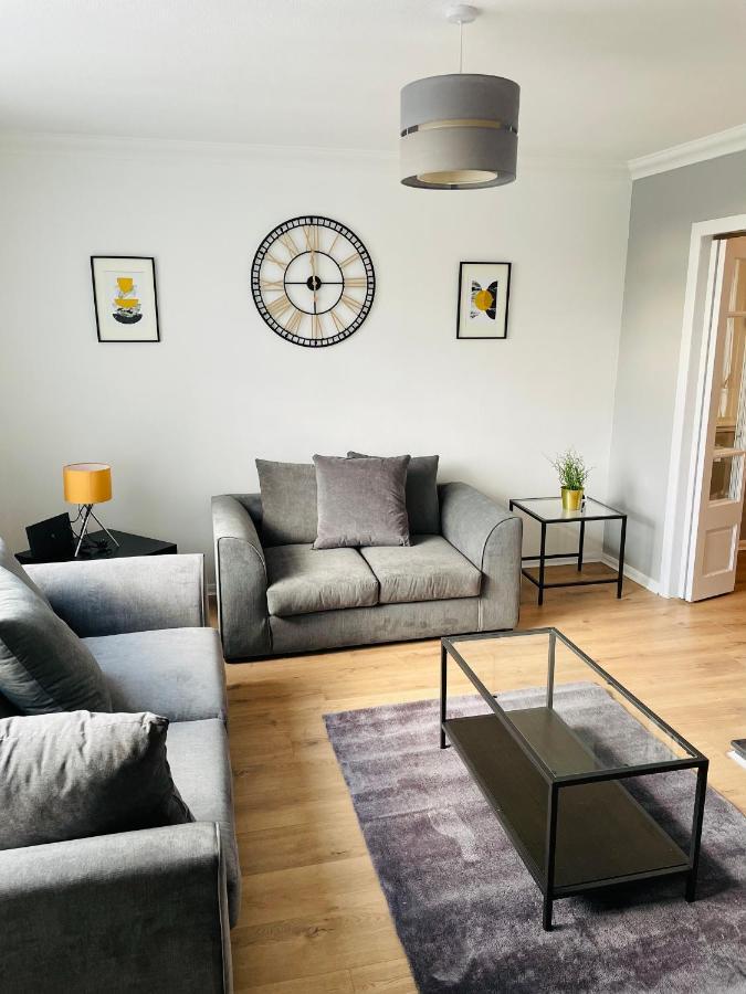 Wolverhampton Large 3 Bedrooms 5 Bed House Perfect For Short & Long Stays Contractors Business Nhs Insurance 1 Bathroom And Separate Wc Private Garden Driveway For 2 Large Vehicles Close To City Centre M6 M54 And Walsall Willenhall Cannock Property Экстерьер фото