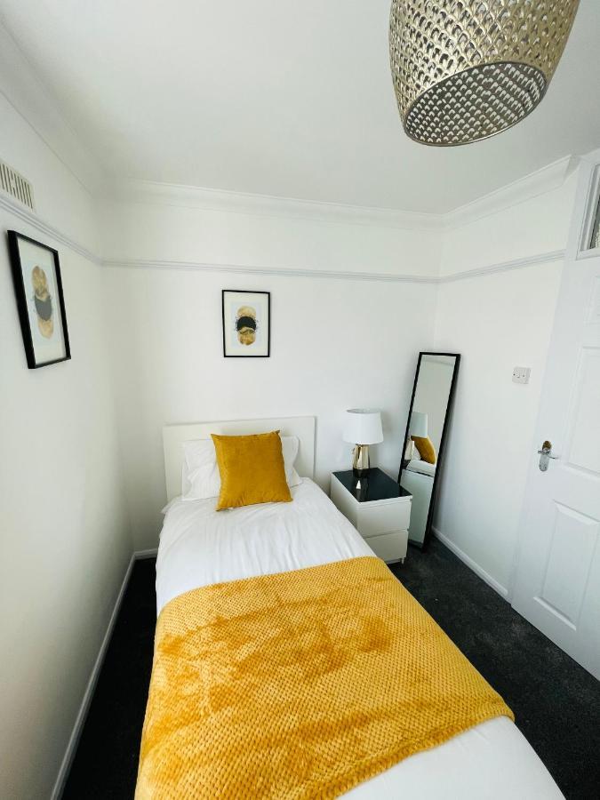 Wolverhampton Large 3 Bedrooms 5 Bed House Perfect For Short & Long Stays Contractors Business Nhs Insurance 1 Bathroom And Separate Wc Private Garden Driveway For 2 Large Vehicles Close To City Centre M6 M54 And Walsall Willenhall Cannock Property Экстерьер фото