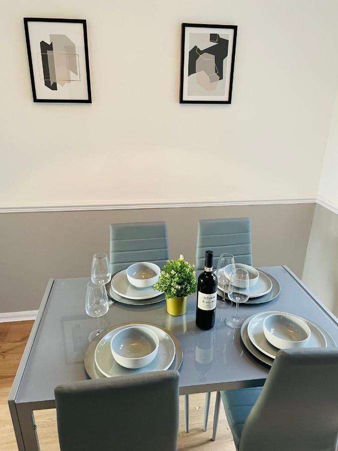 Wolverhampton Large 3 Bedrooms 5 Bed House Perfect For Short & Long Stays Contractors Business Nhs Insurance 1 Bathroom And Separate Wc Private Garden Driveway For 2 Large Vehicles Close To City Centre M6 M54 And Walsall Willenhall Cannock Property Экстерьер фото