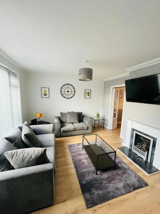 Wolverhampton Large 3 Bedrooms 5 Bed House Perfect For Short & Long Stays Contractors Business Nhs Insurance 1 Bathroom And Separate Wc Private Garden Driveway For 2 Large Vehicles Close To City Centre M6 M54 And Walsall Willenhall Cannock Property Экстерьер фото