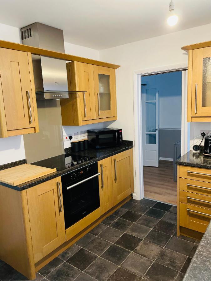 Wolverhampton Large 3 Bedrooms 5 Bed House Perfect For Short & Long Stays Contractors Business Nhs Insurance 1 Bathroom And Separate Wc Private Garden Driveway For 2 Large Vehicles Close To City Centre M6 M54 And Walsall Willenhall Cannock Property Экстерьер фото