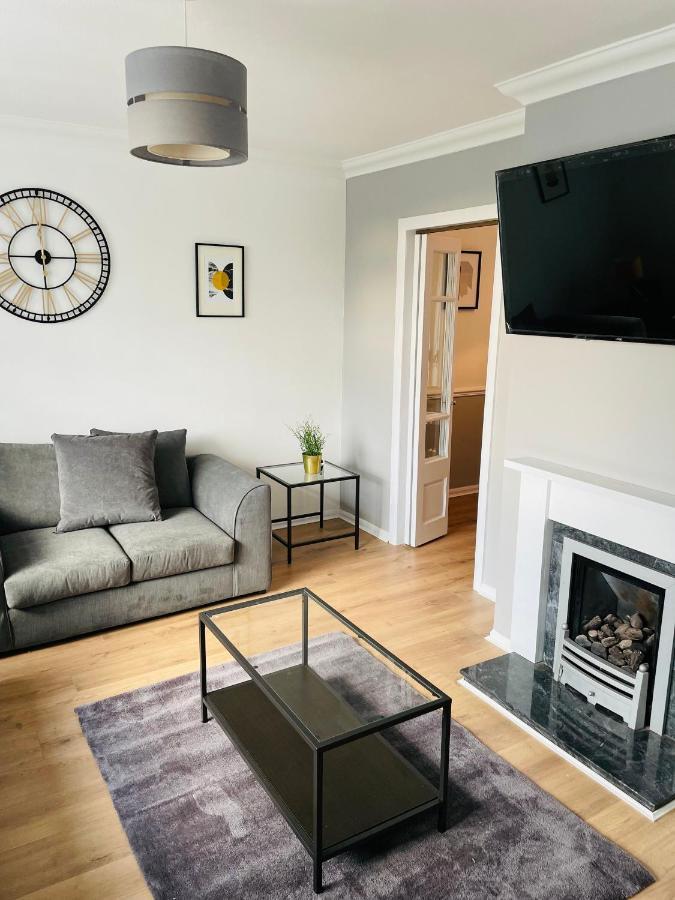 Wolverhampton Large 3 Bedrooms 5 Bed House Perfect For Short & Long Stays Contractors Business Nhs Insurance 1 Bathroom And Separate Wc Private Garden Driveway For 2 Large Vehicles Close To City Centre M6 M54 And Walsall Willenhall Cannock Property Экстерьер фото