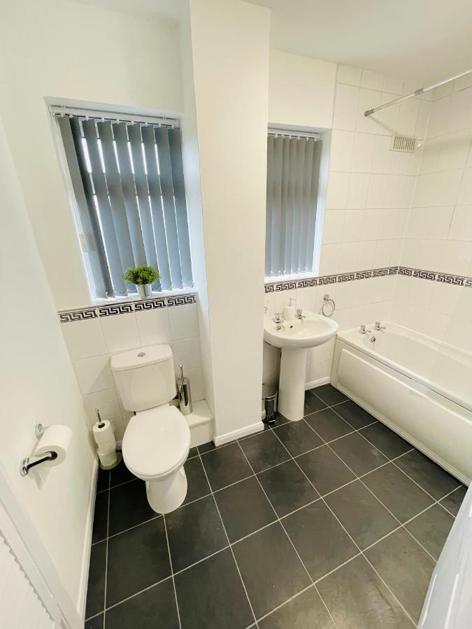 Wolverhampton Large 3 Bedrooms 5 Bed House Perfect For Short & Long Stays Contractors Business Nhs Insurance 1 Bathroom And Separate Wc Private Garden Driveway For 2 Large Vehicles Close To City Centre M6 M54 And Walsall Willenhall Cannock Property Экстерьер фото