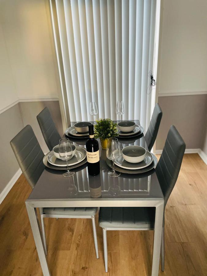 Wolverhampton Large 3 Bedrooms 5 Bed House Perfect For Short & Long Stays Contractors Business Nhs Insurance 1 Bathroom And Separate Wc Private Garden Driveway For 2 Large Vehicles Close To City Centre M6 M54 And Walsall Willenhall Cannock Property Экстерьер фото