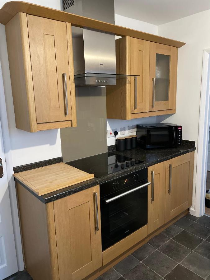 Wolverhampton Large 3 Bedrooms 5 Bed House Perfect For Short & Long Stays Contractors Business Nhs Insurance 1 Bathroom And Separate Wc Private Garden Driveway For 2 Large Vehicles Close To City Centre M6 M54 And Walsall Willenhall Cannock Property Экстерьер фото